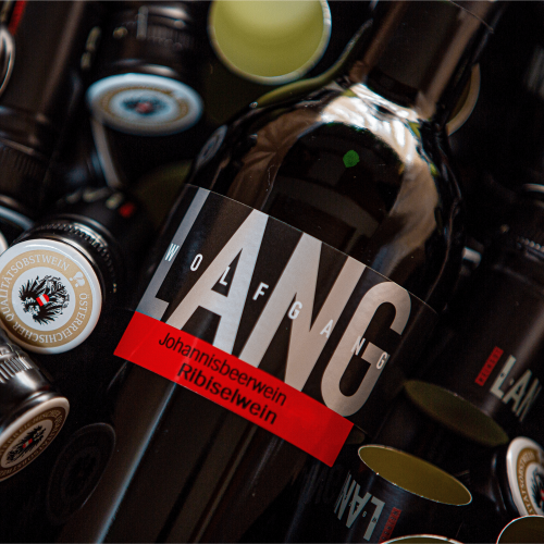 Eine Flasche Johannisbeerwein